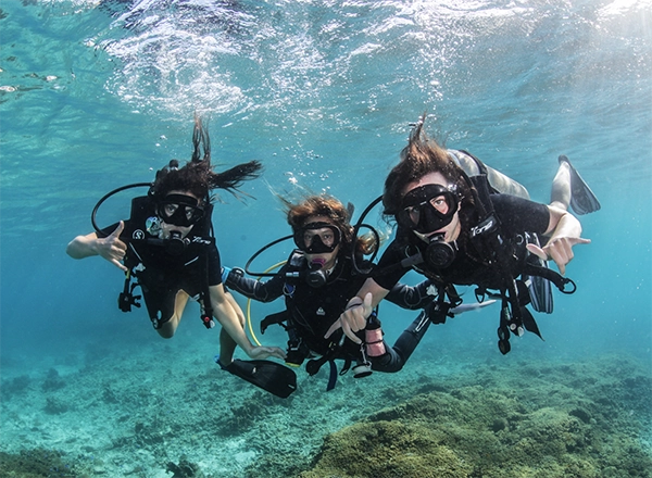 Student diver with instructor during Discover Scuba Diving course at Mantigue Island
